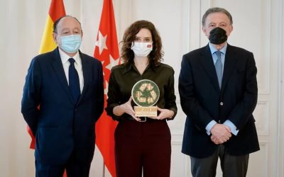 La asociación Noche Madrid premia a la presidenta regional por su “valentía” en la gestión de la pandemia del Covid-19.