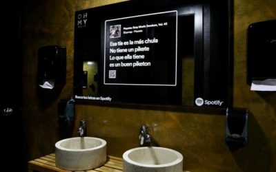 Spotify lleva las letras de canciones a los baños de discotecas en Madrid