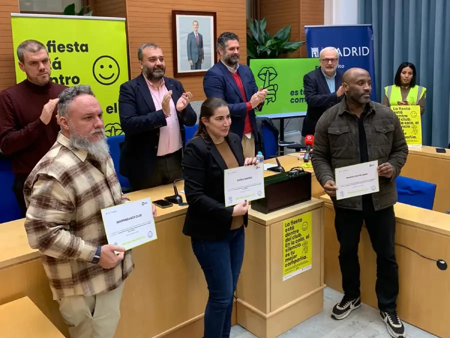 La campaña #EnLaColaSilencio ha mejorado más de un 25% la implantación de medidas contra el ruido en las puertas de los locales de este distrito